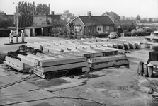 172161 Gezicht op de werf van het Spoorwegbouwbedrijf te Maarssen, waar betonnen elementen gereedliggen voor het ...
